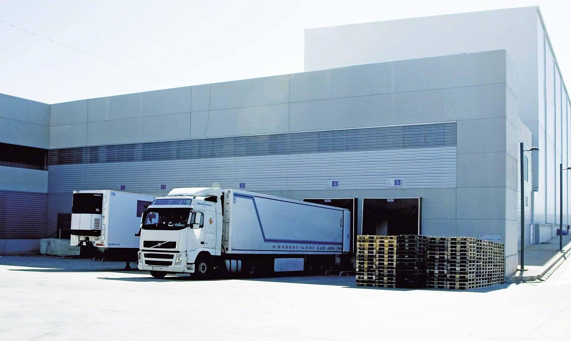 trucks-unload-goods-cross-docking.1.6